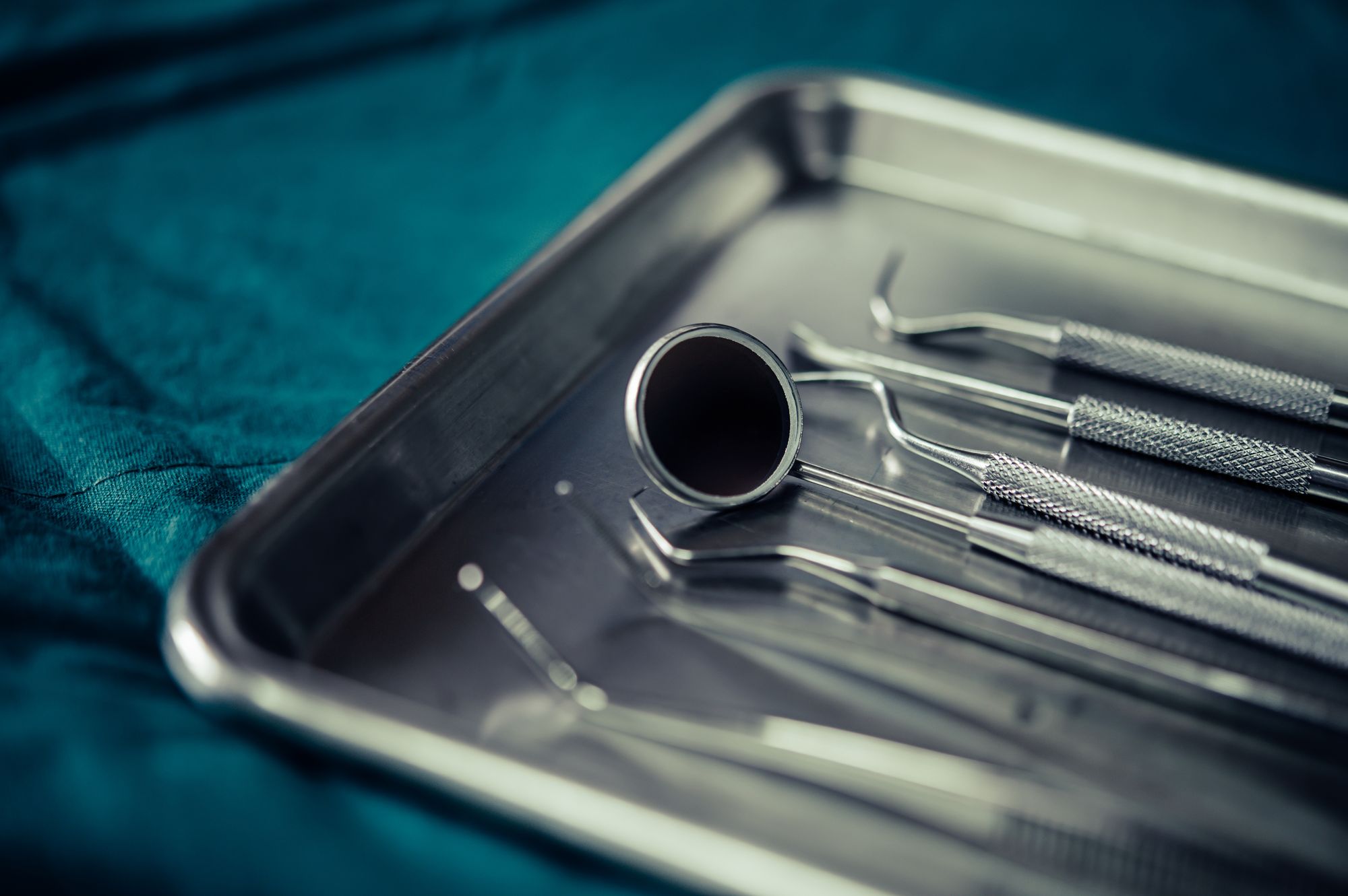 Photographie d’illustration : instruments dentaires